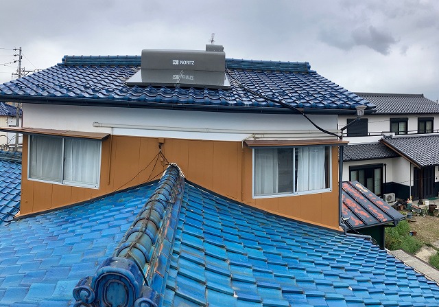 上屋根のソーラーパネル